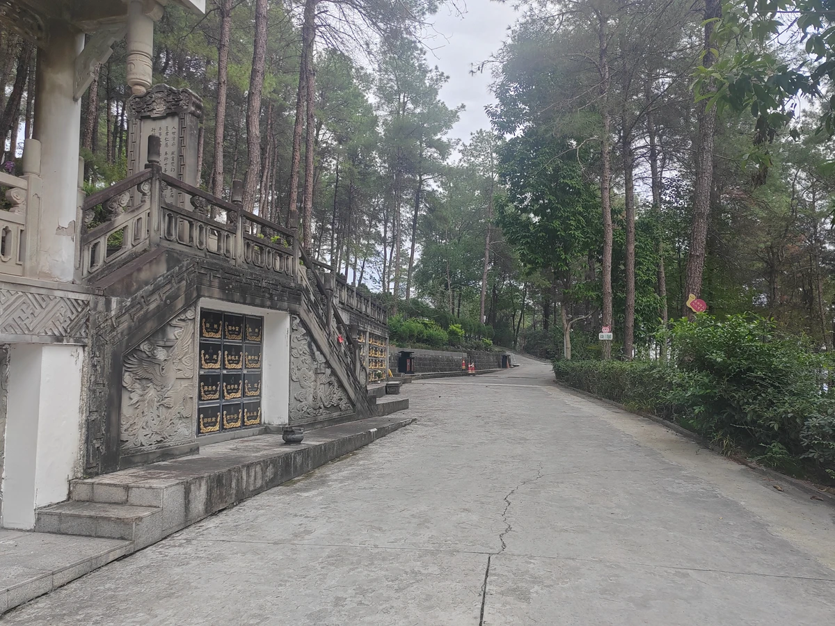重庆龙居山陵园，用心服务
